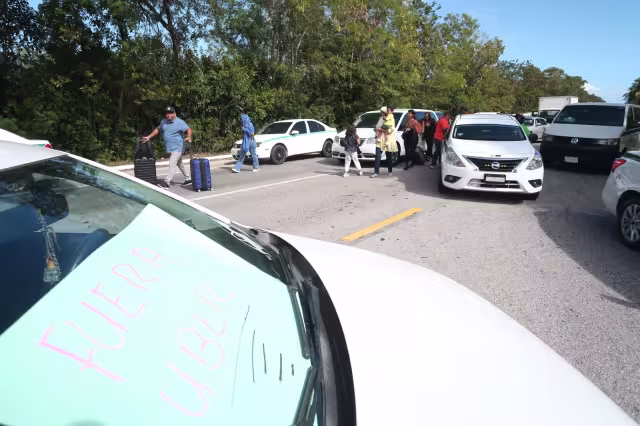 Nuevamente, los viajeros tuvieron que caminar kilómetros cargando sus maletas, lo que repercutirá en la imagen del destino, lamentaron los pobladores