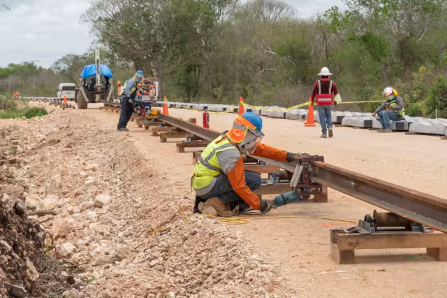 "Hay que enfrentar amparos y ambiciones de conservadores y corruptos, pero el pueblo quiere y apoya esta gran obra", expresó AMLO