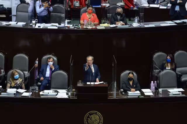 Porfirio Muñoz Ledo habla ante los diputados