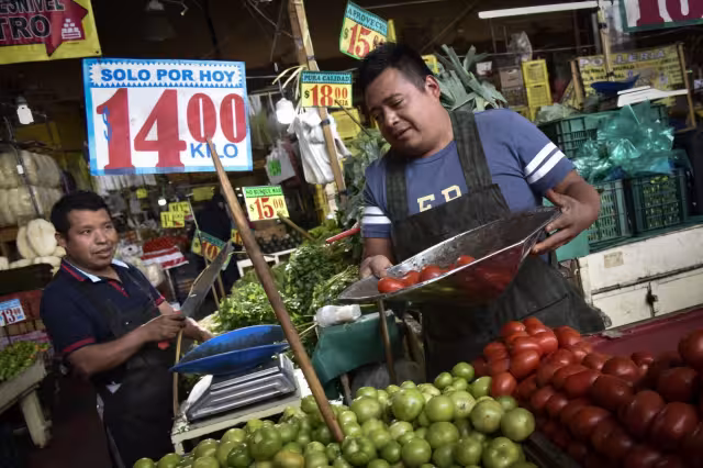 Comerciantes ofrecen sus productos en algún mercado de México
