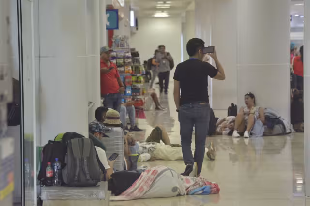 Las aerolíneas ofrecen vouchers de comida y alojamiento, pero algunos no los aceptan