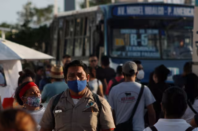 El costo del pasaje en camiones y combis del transporte público en Cancún es de 10 pesos