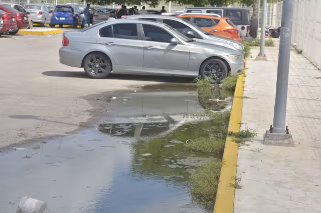 Una alcantarilla rebosa justo en el área del estacionamiento, denuncian ciudadanos