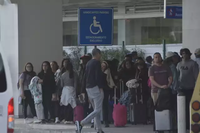 Cientos de personas se vieron afectadas por las demoras y cancelaciones.