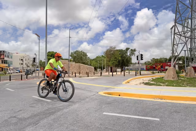Hay varios tramos en las avenidas Cancún y Kabah donde no se ve a nadie en bicicleta