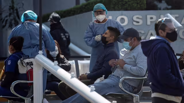 Los módulos para tomar pruebas que detectan COVID se han visto llenos de gente durante la cuarta ola. Foto: EFE/Isaac Esquivel