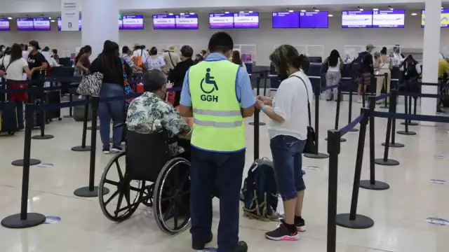 Los empleados indicaron que sus supervisores les hacen pagar 250 pesos por silla de ruedas ocupada en el aeropuerto d e Cancún, sin que se les dé prestaciones de ley