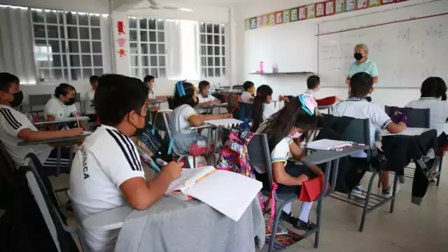 Los alumnos deben mantener el uso rigurosos del cubrebocas hasta que se decida volverlo opcional, indicó el subsecretario de Educación de Quintana Roo, Carlos Gorocica