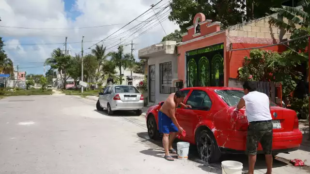 Algunos cancunenses guardaron agua, a manera de prevención, y otros usaron racionalmente el líquido para algunas actividades