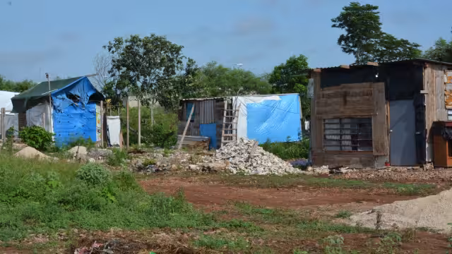 A toda precariedad las familias que viven en el asentamiento irregular temen quedarse sin hogar