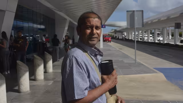 Al trabajador le dejan pocas propinas por los turistas en el AIC