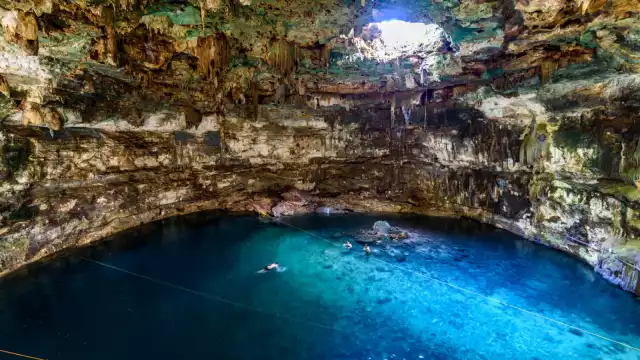 La importancia de los cenotes para los mayas fue documentada 
por Fray Diego de Landa