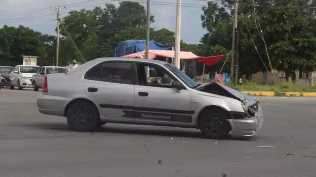 A consecuencia del fuerte impacto el automóvil quedó atravesado al igual que el camión