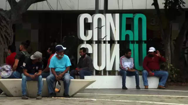 Oficiales de Cancún los obligan a retirarse con amenazas de detenerlos; ellos sólo quieren ganarse “unos pesos” para su sustento