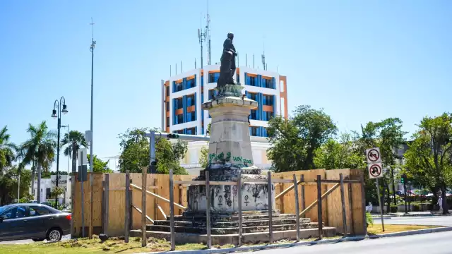 Con maderas comienzan a bloquear los monumentos del Paseo de Montejo de Mérida