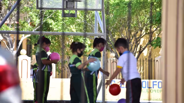 Los alumnos deben llevar tres cubrebocas para cambiarlos durante el día.