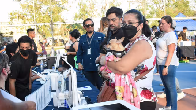Decenas de personas acudieron ayer a la prueba piloto con el objetivo de explicar las ventajas que ofrece la dependencia al momento de generar una indentificación