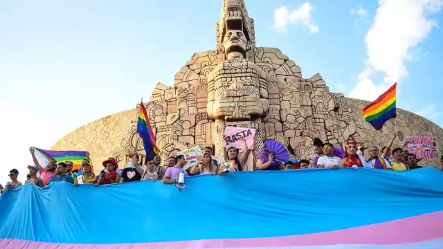 Durante, la manifestación se recordó, que cada 17 de mayo se conmemora la eliminación de la homosexualidad de la lista de enfermedades mentales