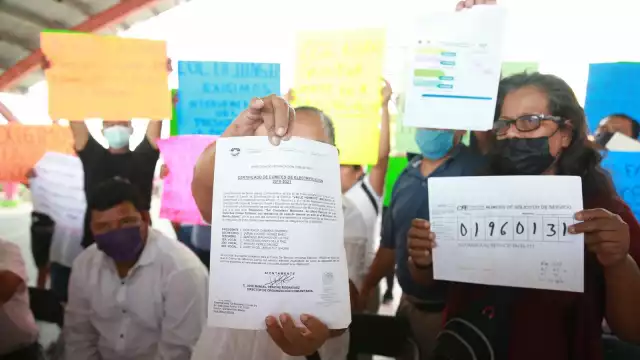 Entre pancartas y mostrando documentos firmados, los vecinos se reunieron en el domo del parque de San Antonio