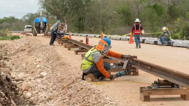 "Hay que enfrentar amparos y ambiciones de conservadores y corruptos, pero el pueblo quiere y apoya esta gran obra", expresó AMLO