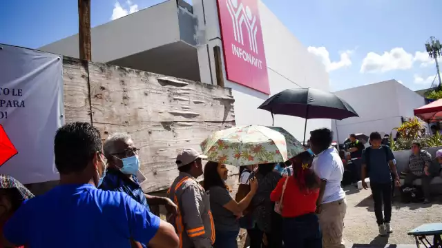 Los interesados acudieron a las oficinas a realizar el trámite para evitar aumentos