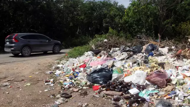 Uno de los basureros clandestinos al aire libre se localiza dentro de la Ruta de los Cenotes en Puerto Morelos