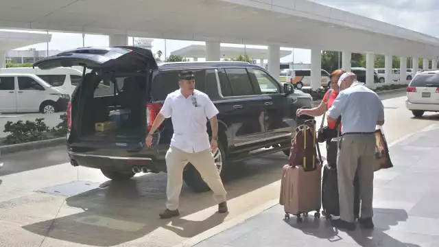 Los trabajadores que se encuentran afuera del Recinto Aéreo cobran una comisión por el servicio de transporte, más económica que en los del interior.