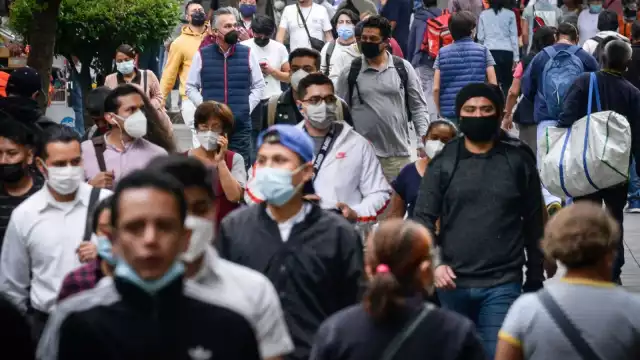 Personas abarrotan las calles durante el semáforo verde