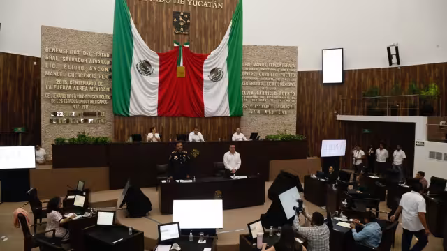 El comisario Luis Felipe Saiden Ojeda y Roberto Suárez Coldwell, secretario de Finanzas, rinden un informe personal ante el Congreso