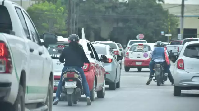 En cuanto a las emisiones de monóxido de carbono, la principal fuente son los automóviles, sobre todo las motocicletas, autos particulares, taxis, camionetas, entre otros