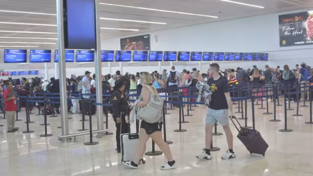 Las llegadas se dividen en 100 vuelos nacionales y 162 internacionales.