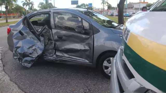 Los vehículos quedaron atravesados y cuatro personas terminaron con lesiones