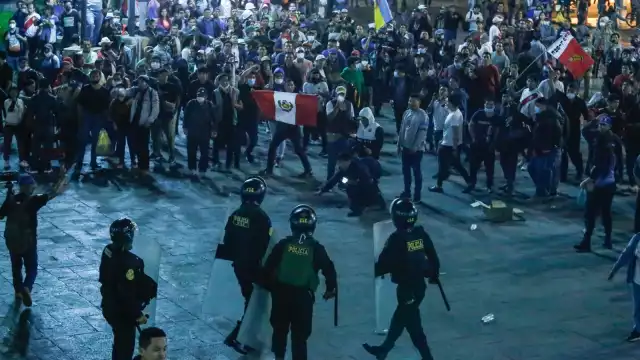 Miles de simpatizantes de Pedro Castillo exigen su restitución en el gobierno de Perú