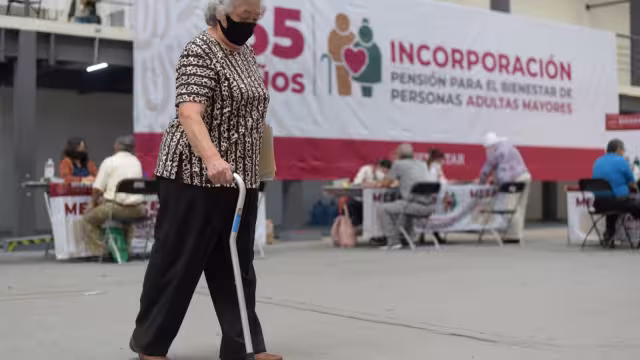 A partir de los 65 años podrán recibir la pensión Bienestar. Foto: Cuartoscuro