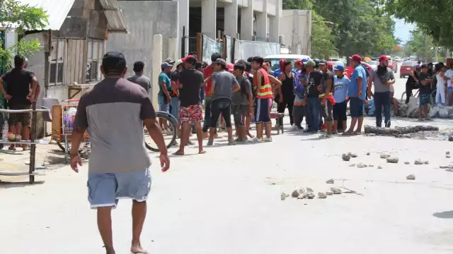 Los vecinos de la colonia 2 de Octubre evitaron que se llevara a cabo el desalojo en Tulum, no sin antes reclamar por las acciones arbitrarias de la Policía
