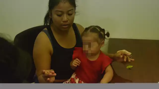 A la madre le dijeron que un niño le había machucado la manita con un portón de hierro