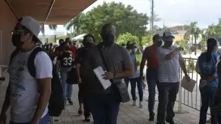 Maestros y personal administrativo recibieron el refuerzo de la farmacéutica Moderna