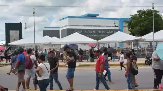 A gritos y empujones habitantes de Cancún se pelean por ser vacunados en el Hospital General