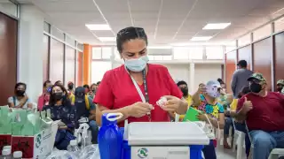 Pese al aumento de cifras, la vacunación avanza y mantiene los hospitales con disponibilidad. Foto: EFE/Luis Villalobos