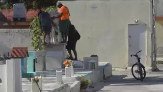 Víctor Poot y Román Peraza preparan una fosa para un entierro en el cementerio general