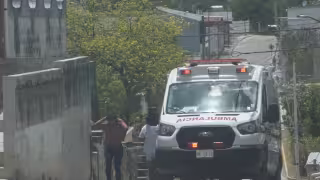 Hombre es rescatado tras lanzarse de techo en Campeche; sobrevive con fracturas