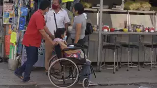 Especialistas denuncian que las aceras el Centro Histórico son peligrosas para todos