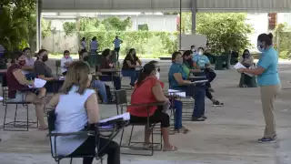 Maestros detallaron que una semana se trabajará con los alumnos que decidieron retomar las clases presenciales