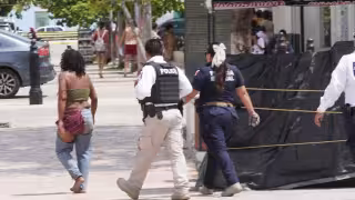 Mujer golpea vehículos y provoca operativo en Campeche