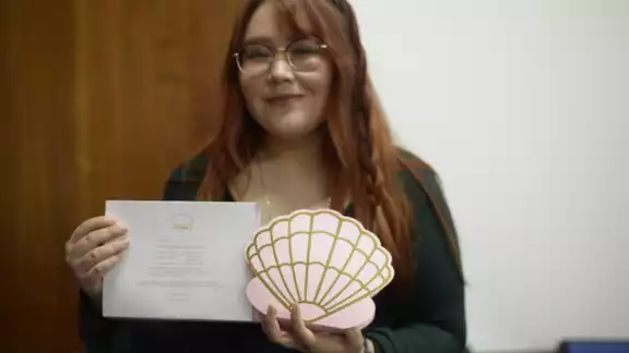 La joven emprendedora Jessica Barrera Márquez explicó el proceso del producto a base de escamas de pescado La joven emprendedora Jessica Barrera Márquez explicó el proceso del producto a base de escamas de pescado