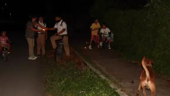 Las vialidades que conducen a la escuela secundaria “Leona Vicario”, en la colonia Cecilio Chi, están en penumbras Las vialidades que conducen a la escuela secundaria “Leona Vicario”, en la colonia Cecilio Chi, están en penumbras