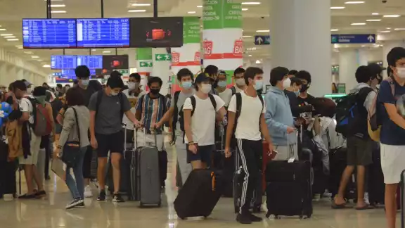 Fueron más de 60 alumnos de la especialidad de turismo que se despidieron del Aeropuerto Internacional de Cancún