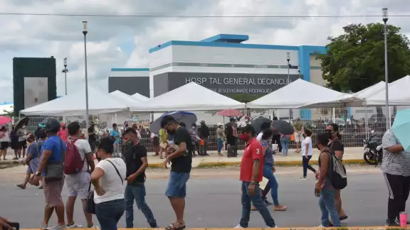 A gritos y empujones habitantes de Cancún se pelean por ser vacunados en el Hospital General A gritos y empujones habitantes de Cancún se pelean por ser vacunados en el Hospital General