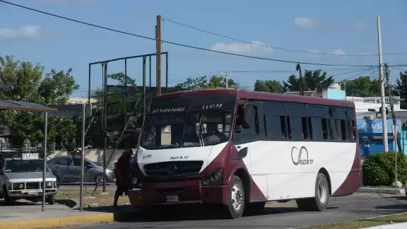 Operadores comentan que entre los nuevos requisitos para emplacar un autobús se pide cosas innecesarias como un extintor de dos mil que es poco práctico Operadores comentan que entre los nuevos requisitos para emplacar un autobús se pide cosas innecesarias como un extintor de dos mil que es poco práctico