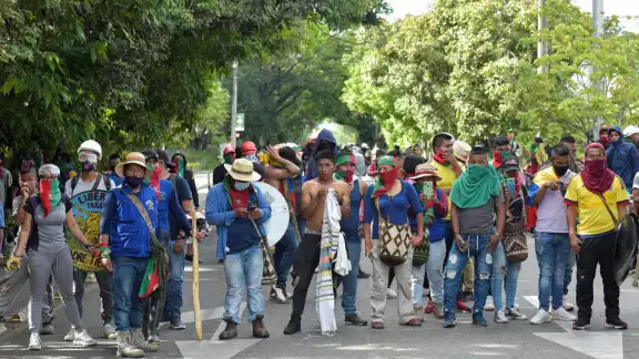 Múltiples bloqueos han provocado desabastecimiento de alimentos y combustibles en la ciudad. Los indígenas de la vecina región del Cauca llegaron a Cali para unirse a los jóvenes que protestan Múltiples bloqueos han provocado desabastecimiento de alimentos y combustibles en la ciudad. Los indígenas de la vecina región del Cauca llegaron a Cali para unirse a los jóvenes que protestan